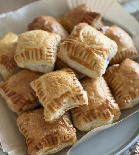 Caramelized onion with balsamic vinegar &amp; gruyere cheese Pie