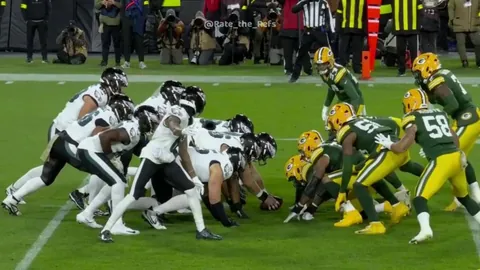 [Highlight] Refs miss the false start on the Eagles' Tush Push on 3rd and 1