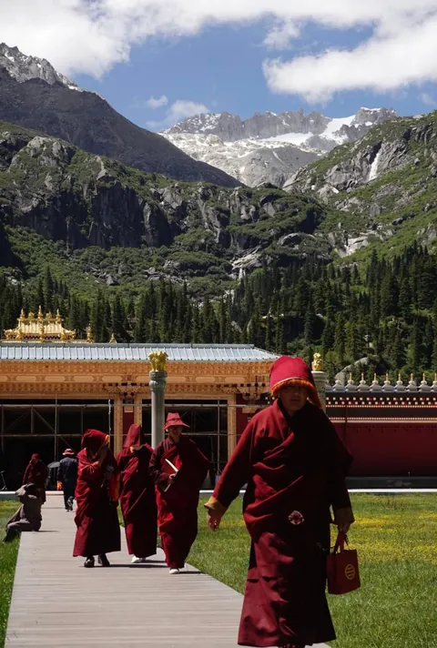 Visited a Tibetan monastery located in a secluded Sichuan valley