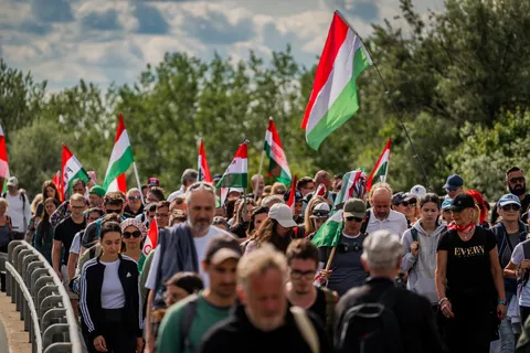 A One-Kilometre Crowd Joins Péter Magyar, Leader of the Hungarian Opposition, on His "National Unity March"