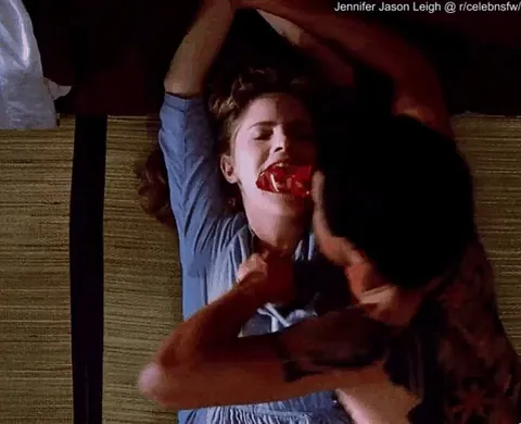 Jennifer Jason Leigh