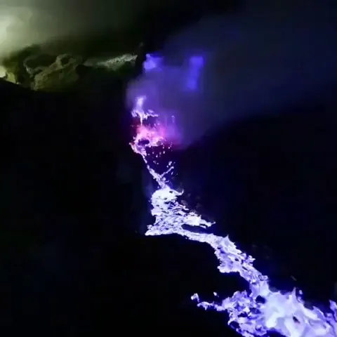 🔥The electric blue Lava of the Kawah Ijen volcano in Indonesia, caused by the combustion of sulfuric gases in contact with high temperatures. 
