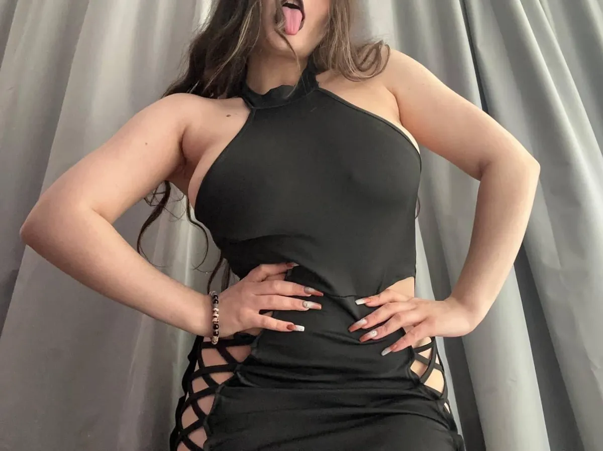 Swipe and cover me🖤