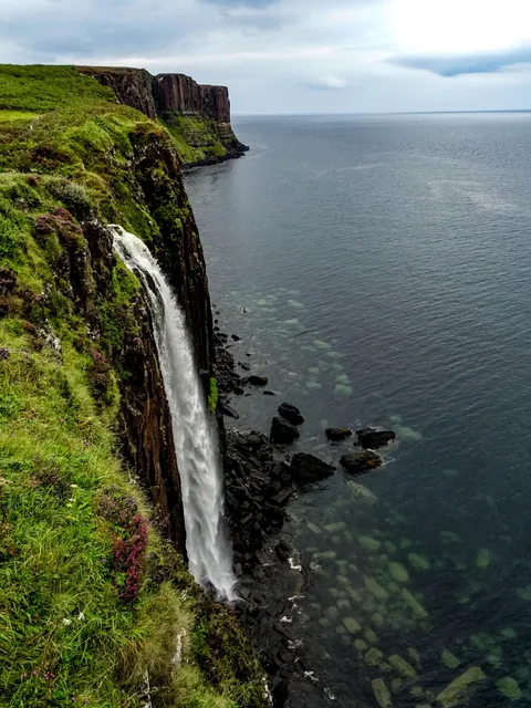 Kilt Rock Waterfall, Isle of Skye, Scotland. 300 feet high. The rocks at the bottom are about 30 to 40 feet long! [OC] [3888x5184]