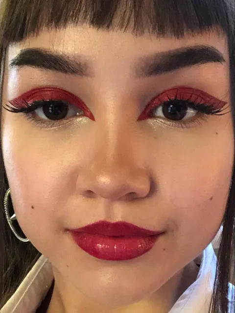 i'm a makeup noob. what was used for the eyes here (the red part)?