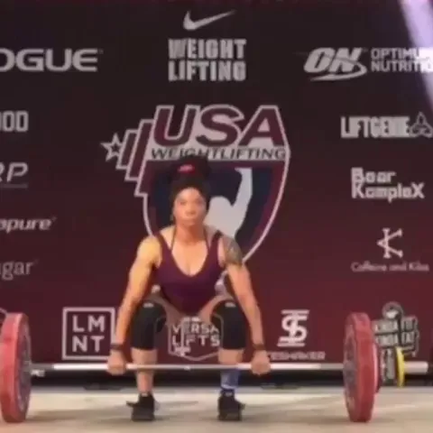 Powerlifter dislocates finger mid-lift, fixes it, and finishes the lift