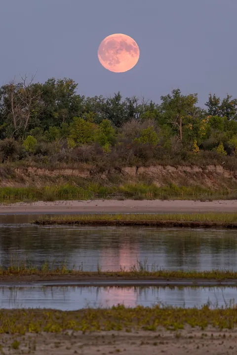 Full Corn Moon rising over the banks of the South Saskatchewan River.  Saskatchewan Canada [oc] [1365x2048]