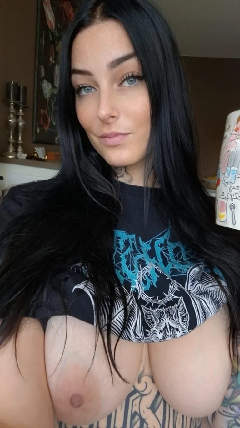 It’s my duty to always be naked 🖤