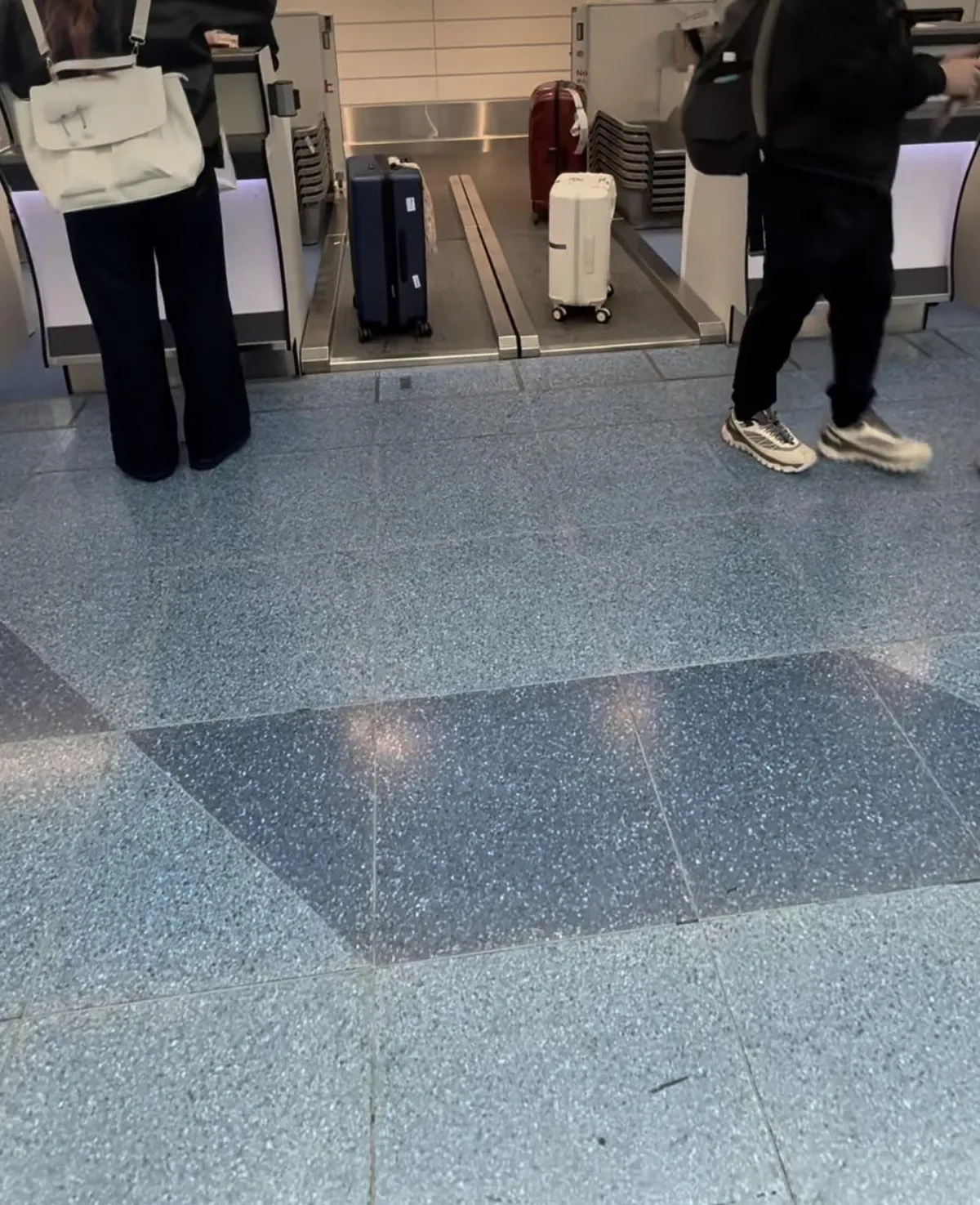 In Japan, baggage scales are flat on the ground, so you don't have to lift your heavy suitcases.