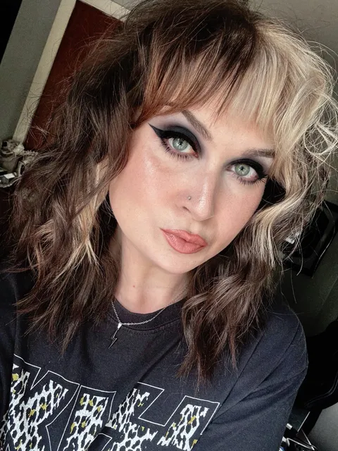 Can’t go wrong with a smokey eye 🖤