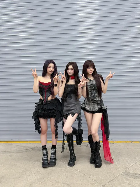 NMIXX Kyujin feat. IVE Leeseo &amp; LE SSERAFIM Eunchae