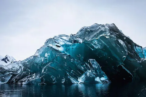 🔥 An Iceberg flipped over, and its underside is stunning