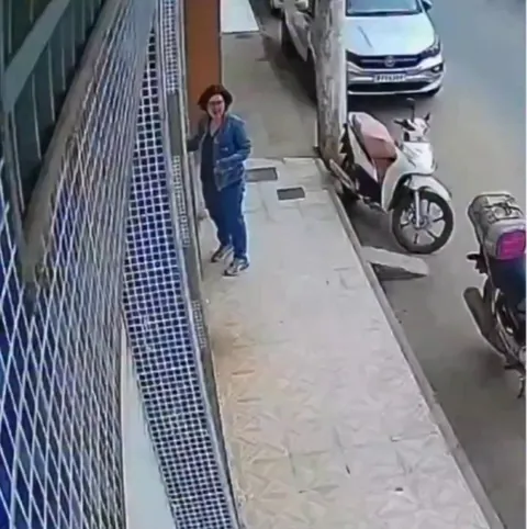 Woman is greeted everyday by a stray dog who became her friend when she opens her shop 🥹