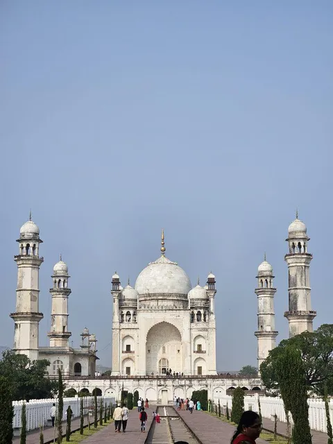 This is Bibi Ka Maqbara (built for another Mughal empress) located in Sambhaji Nagar/Aurangabad, Maharashtra, India. People often make fun of it by calling it the Taj Mahal on a diet, Taj Mahal from Temu, or the low-budget Taj Mahal.