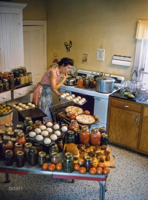 September 9, 1957. “Mrs. Willis Cooper baking and canning in the kitchen of her farmhouse near Radcliffe, Iowa.” Color transparency from photos by Jim Hansen for the Look magazine assignment “Iowa family.”