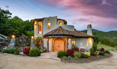 Hobbit style house (Ashland, Oregon, US).