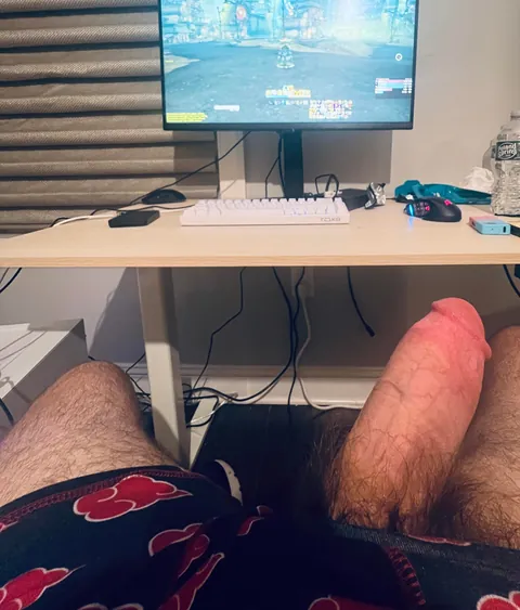 The nerdy gaymer bear 🤓 —> his massive dick 😈