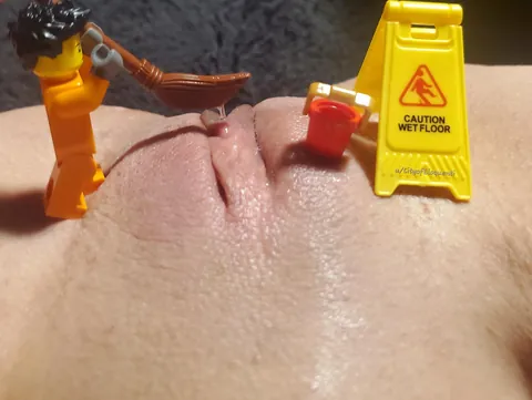 Caution: Slippery when wet (f)