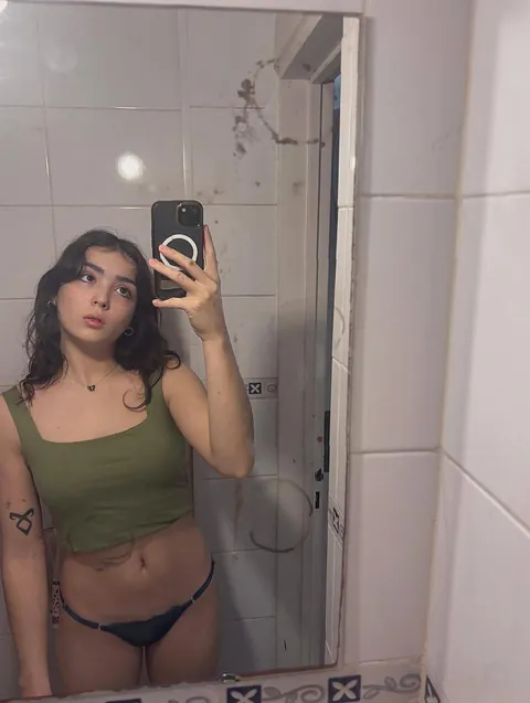 Am I hot, like this is my back and front view F18