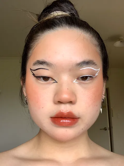 wing shaped graphic liner