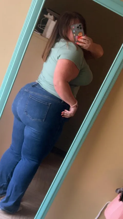 big booty in jeans 😋