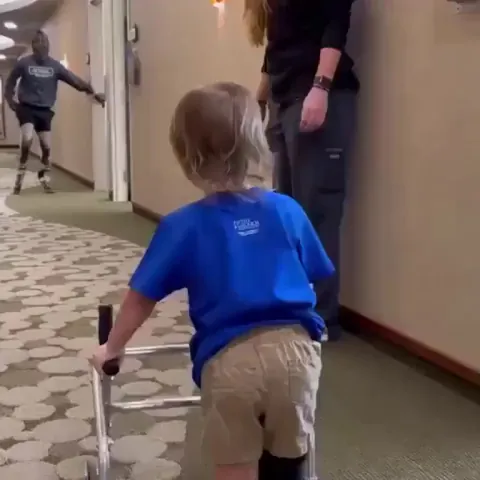 Paralympic medalist, Blake Leeper, encouraging his little friend to use his prosthetic leg for the first time🥹