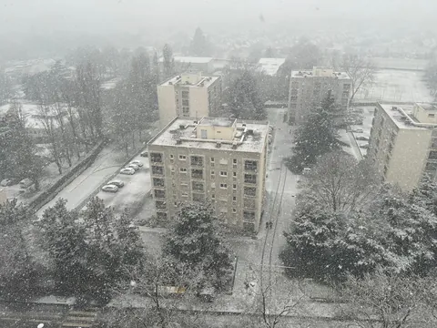 IL NEIGE LES GARS ! IL NEEEEEIGE !!!