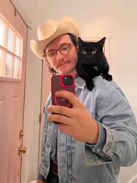 And to think someone tried to throw this guy away like trash. Happy Holidays from Hefty Fabuloso.