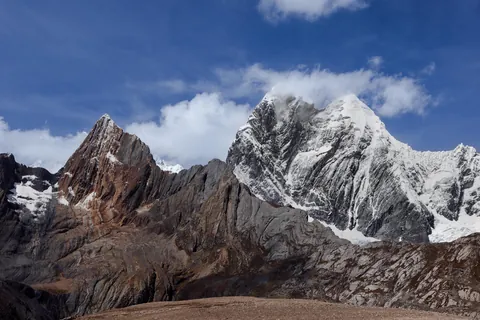 Two very different neighbouring mountains in Peru [OC] [4000x2667]