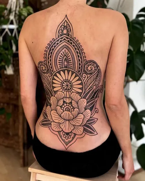 Floral back piece done by @openyoureye.tattoo at Golden Time Atelier in Cologne, Germany