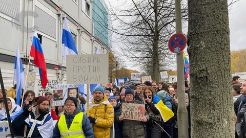 Photos from the Russian anti-war opposition march in Berlin today.