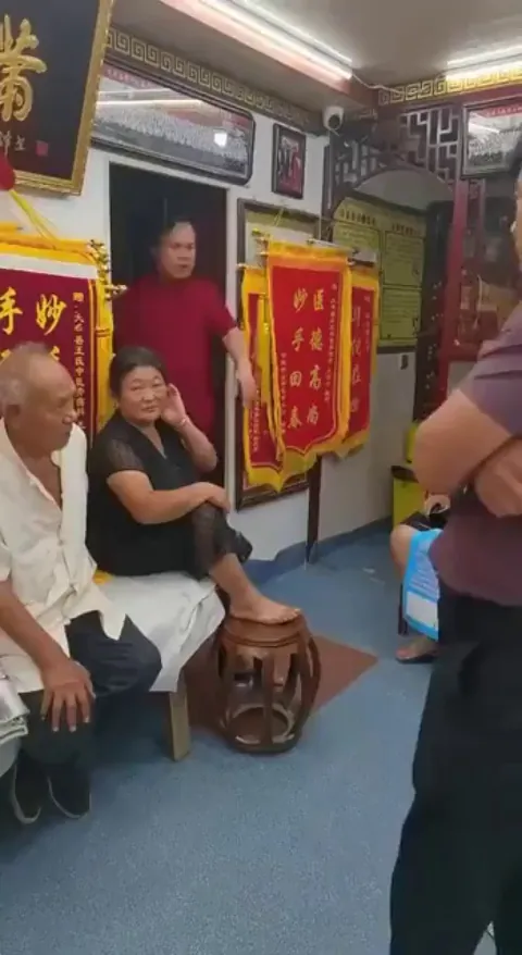 This doctor effortlessly resets a child's dislocated elbow before they could even react