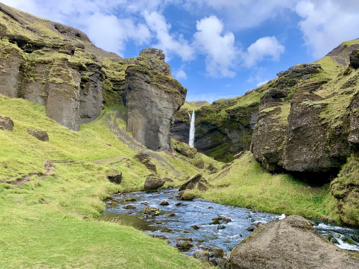 Waterfall near Skógar, Iceland [OC] [4032x3024]