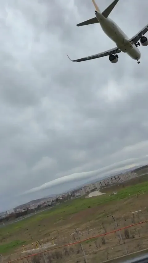 90 km/h winds force plane to abort landing