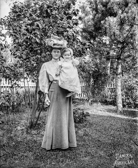 A mother and child around 1900