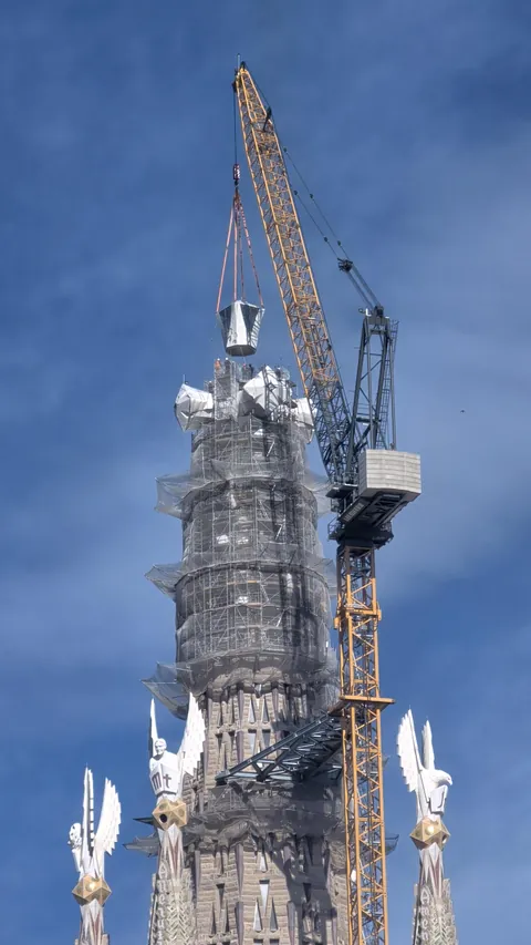 [OC] As of today the tallest tower of Sagrada Família is is finally completed!