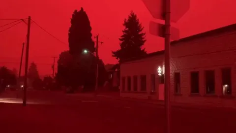 Oregon fire makes the sky red