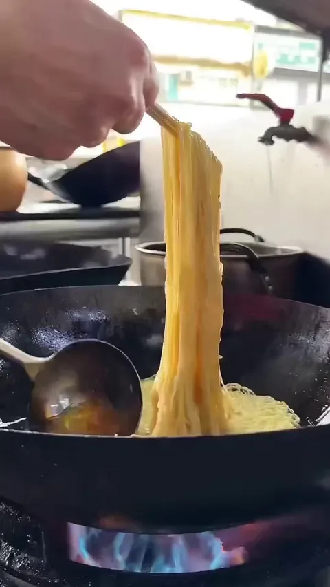 How "Flying Noodles" are made (basically just fried noodles)