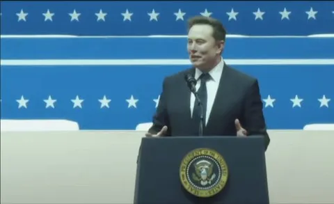 Elon Musk seemingly casually hitting the Sieg Heil at the inauguration 