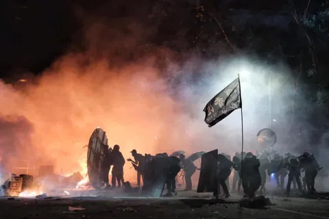 Police raiding The Chinese University of Hong Kong now. This picture is taken about an hour ago.