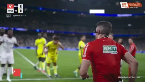 Antonio Rudiger shielding the Referee from Vini. Jr as he's sent off hair pulling