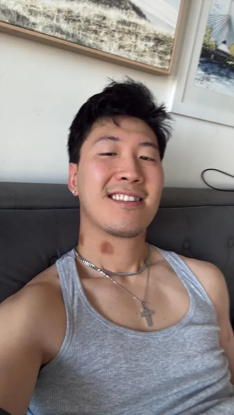 Korean here. Swipe for face :p