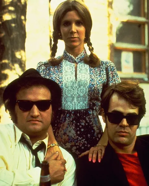 John Belushi , Carrie Fisher &amp; Dan Aykroyd on the set of The Blues Brothers (1980)