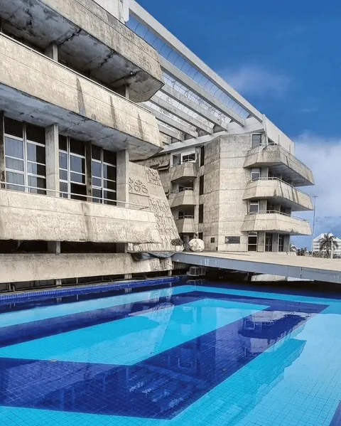 Administrative complex, Bahia, Brazil. Architect João Filgueiras Lima, 1975.