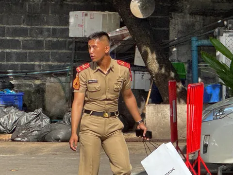 Does anyone knows who are those people? I’m curious as my Thai girlfriend tells me they are not Thai army.