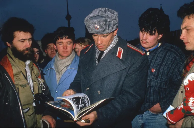 Arnold Schwarzenegger meeting his fans in Moscow, 1988