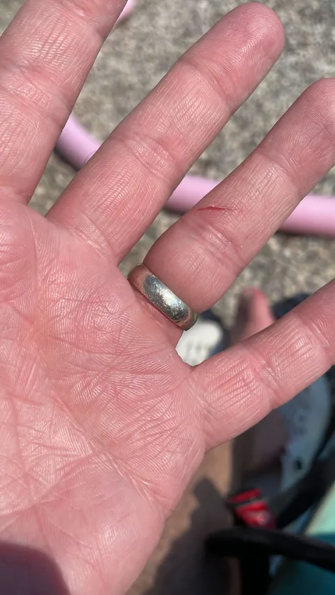 My husband lost his wedding ring in the sea yesterday. A man has just returned it to him, saying he saw us looking for it yesterday and went back with his snorkel in the evening and found it for him. He wouldn't accept any money.