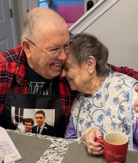 This guy wears his wedding photo on his apron when he cooks breakfast to remind his wife with Alzheimer’s that they are married
