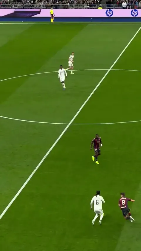 Real Madrid fans chanting "Florentino dimision" (Florentino resign) against Levante