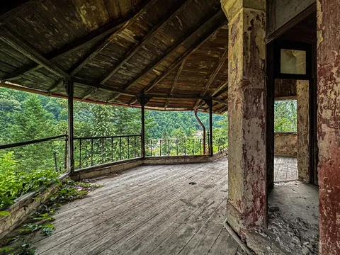 Abandoned manor in the mountains of Romania (and no, I haven’t seen vampires, just some bats)